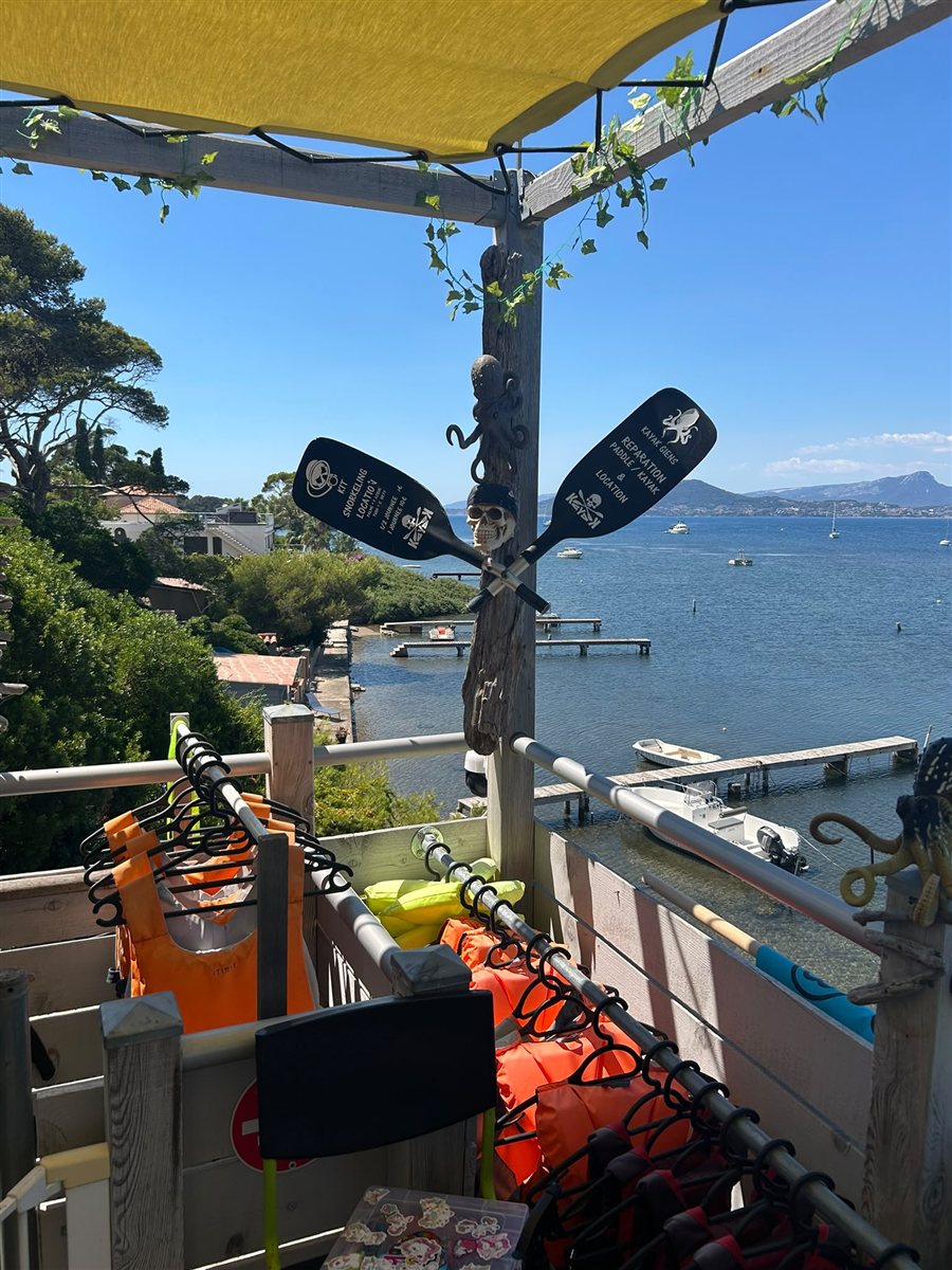 Pagaies croisées et vue sur la baie de Giens