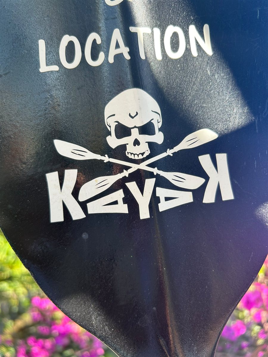 Le pavillon Kayak Giens Paddle : tête de mort et pagaies croisées peintes sur une pale