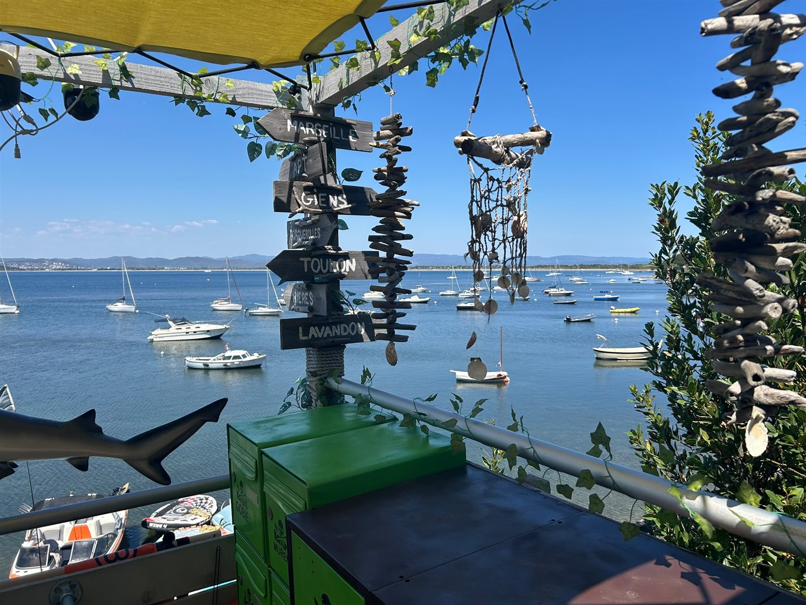 Vue sur le mouillage de la Madrague depuis la base, avec bateaux et voiliers