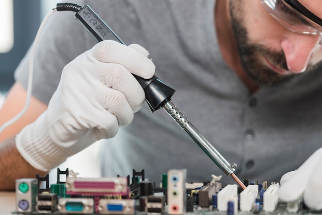 Réparation d'une carte électronique à l'atelier