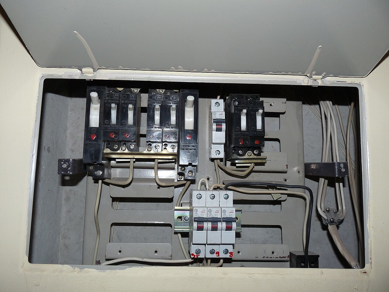 Tableau électrique ancien et encombré, avant intervention