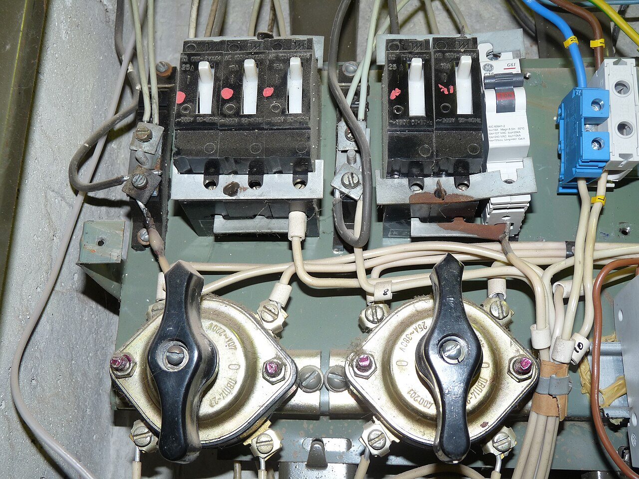 Contacts électriques brûlés et dangereux, avant