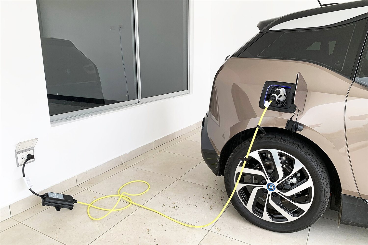 Borne de recharge pour véhicule électrique installée à domicile